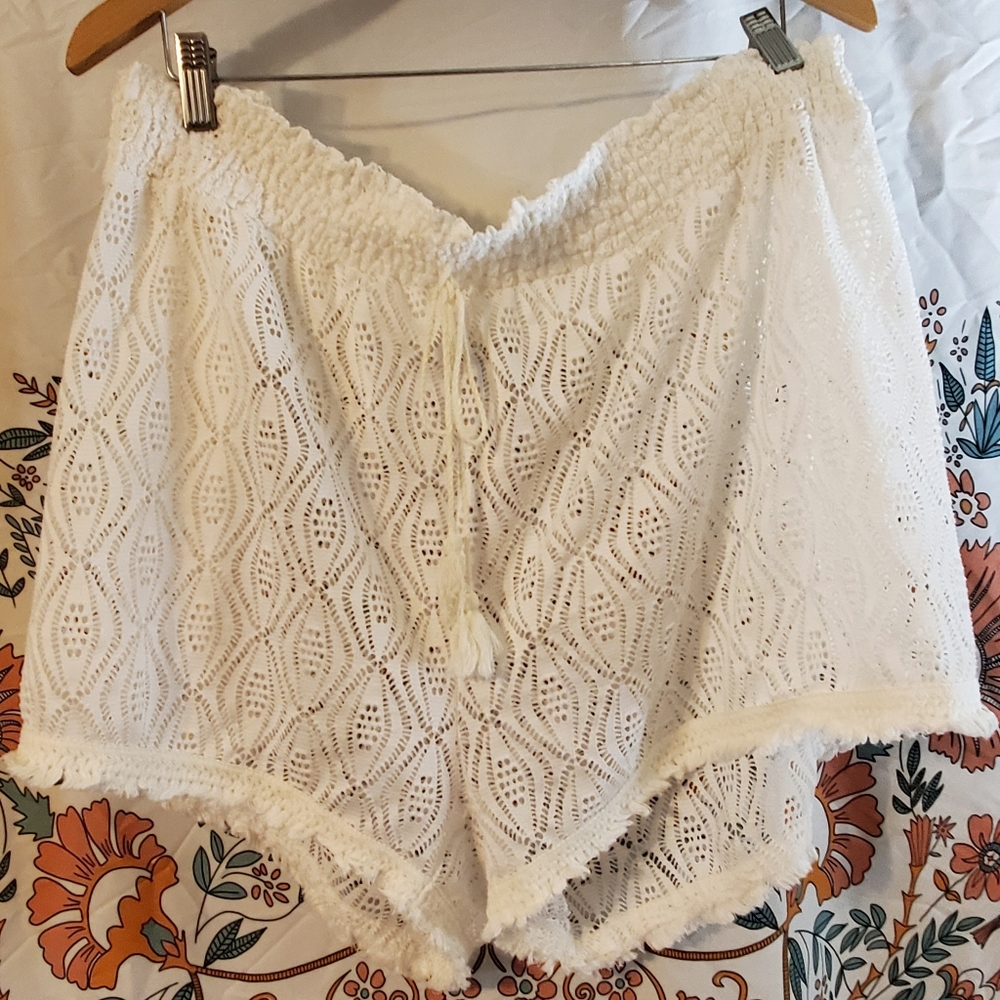 VENUS 3X Off-White, Crochet Cover-Up Shorts with Draw Tassels & Fringe Trim